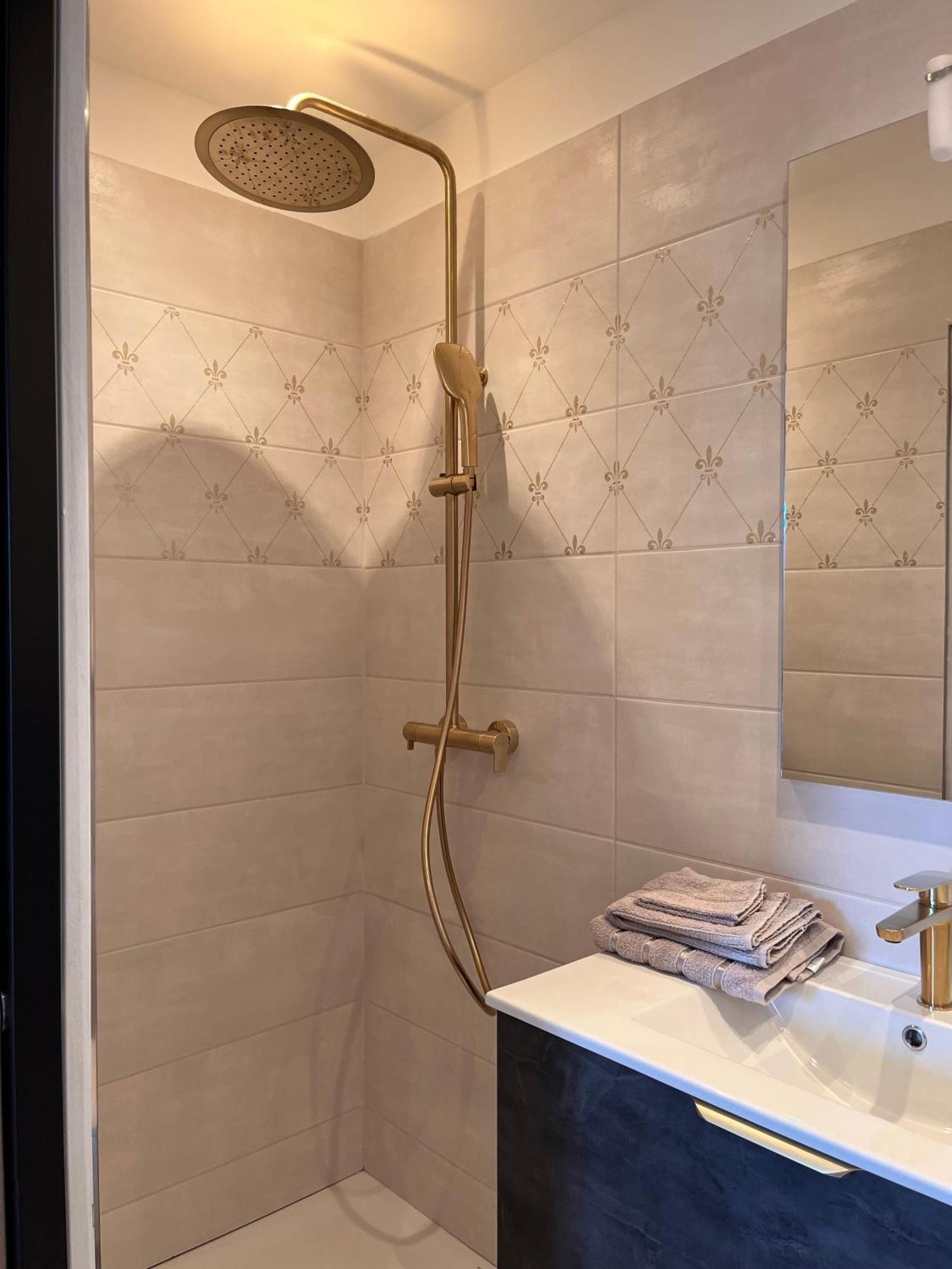 Hdg Hotel Gare De L'Isle Adam Appart'S Hotel Parmain ภายนอก รูปภาพ