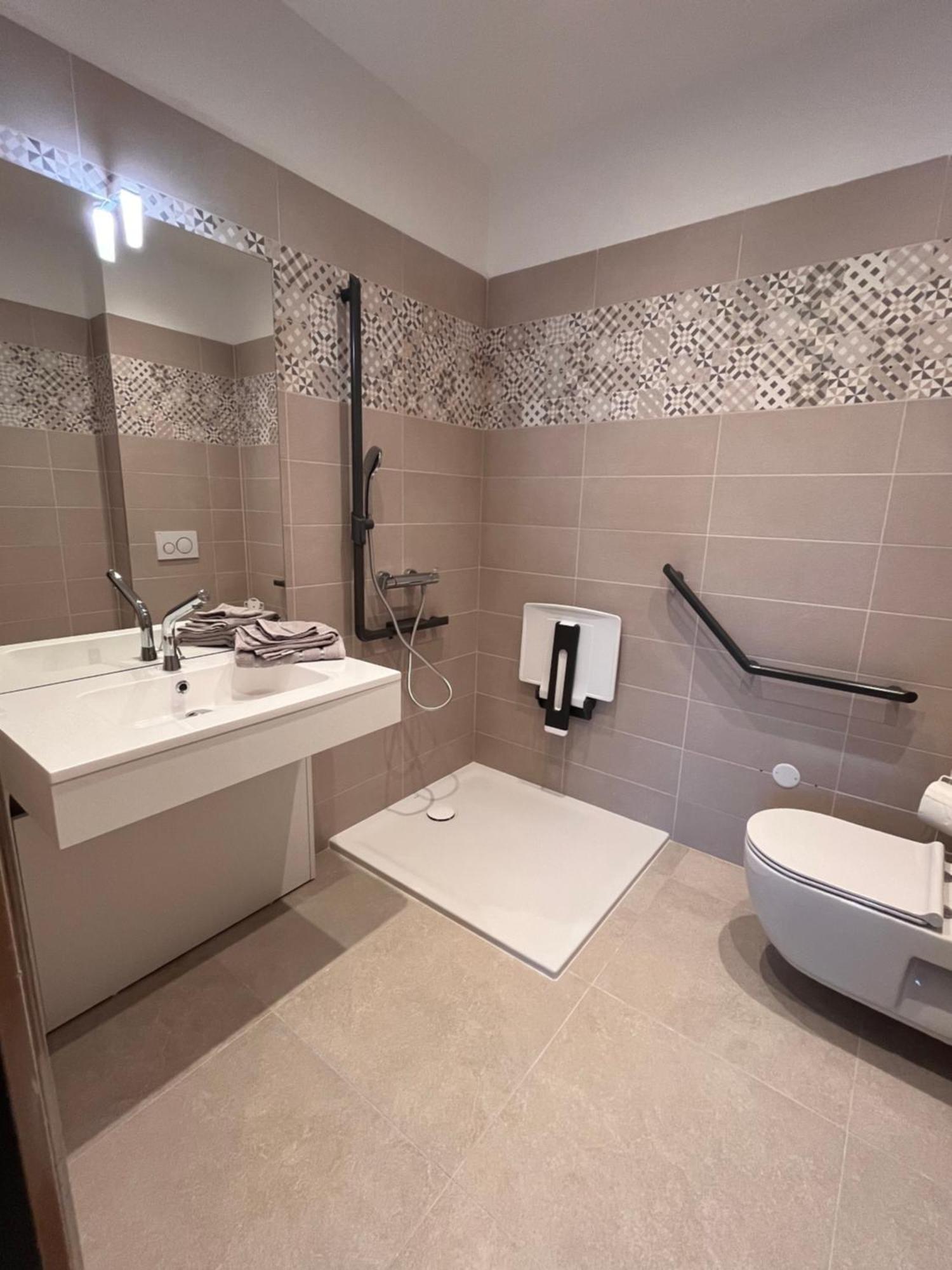 Hdg Hotel Gare De L'Isle Adam Appart'S Hotel Parmain ภายนอก รูปภาพ