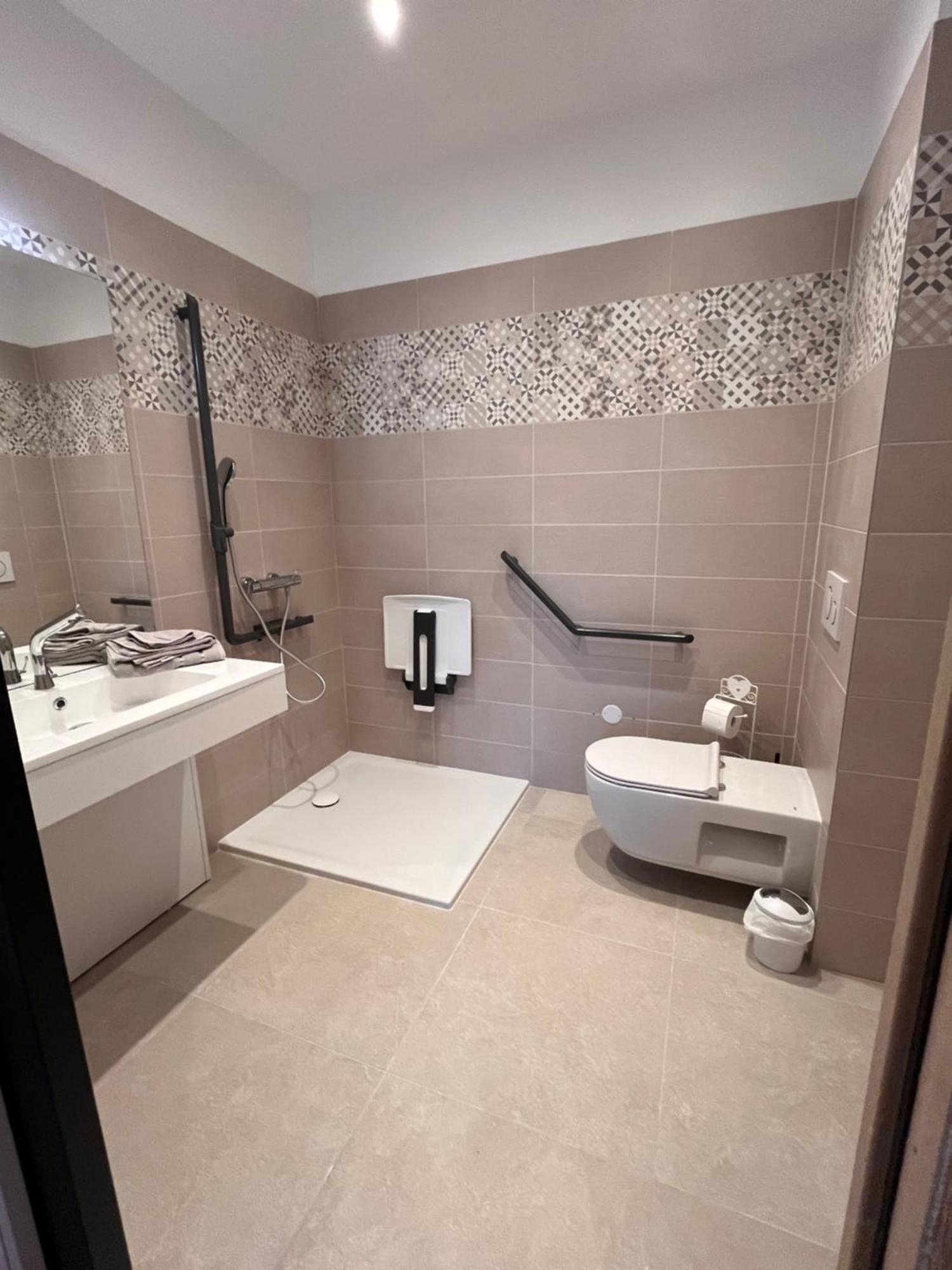 Hdg Hotel Gare De L'Isle Adam Appart'S Hotel Parmain ภายนอก รูปภาพ